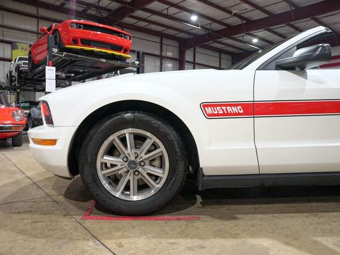 Used 2005 Ford Mustang Premium image 3