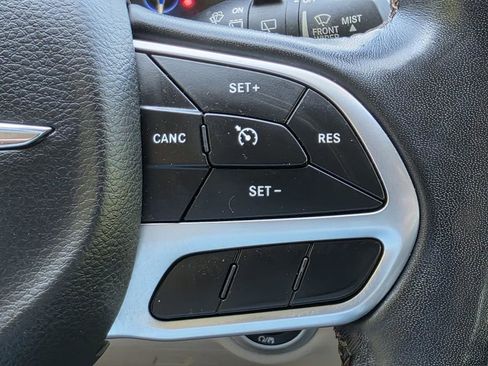 Used 2020 Chrysler Pacifica Touring-L FWD image 28
