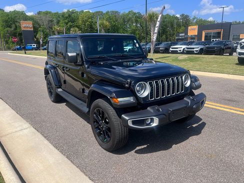 Used 2025 Jeep Wrangler Sahara image 1