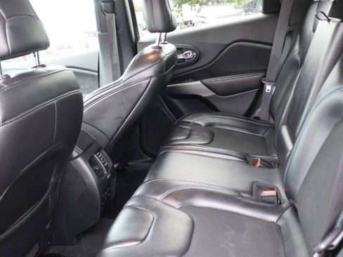Used 2019 Jeep Cherokee Latitude Plus w/ Cold Weather Group AWD/4WD image 17