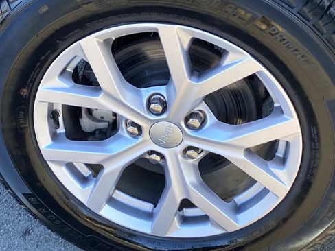 Used 2022 Jeep Grand Cherokee Limited image 28