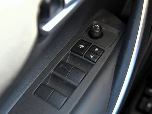 Used 2023 Toyota Corolla SE w/ SE Premium Package FWD image 34