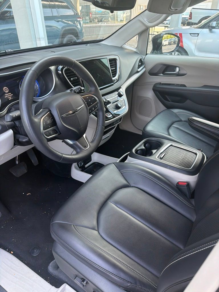 Used 2024 Chrysler Pacifica Touring-L FWD image 5