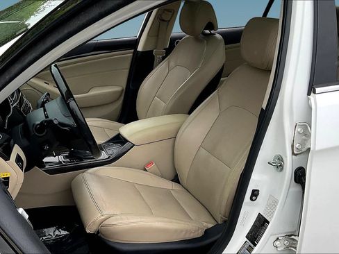 Used 2015 Kia Cadenza Premium w/ Luxury Package FWD image 20