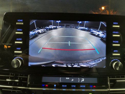 Used 2024 Toyota Sienna XLE FWD image 20