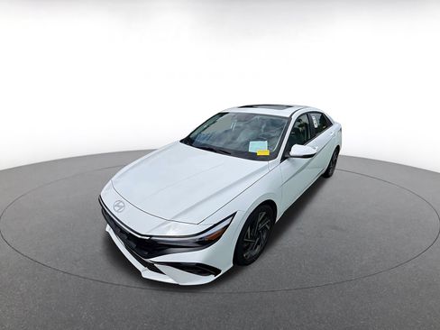 Used 2025 Hyundai Elantra Limited FWD image 4