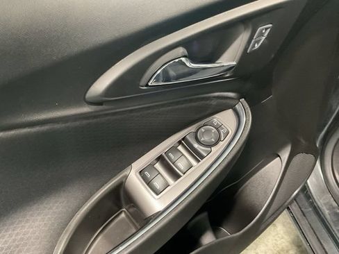 Used 2017 Chevrolet Malibu LT FWD image 25