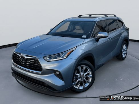Used 2024 Toyota Highlander Limited FWD image 1