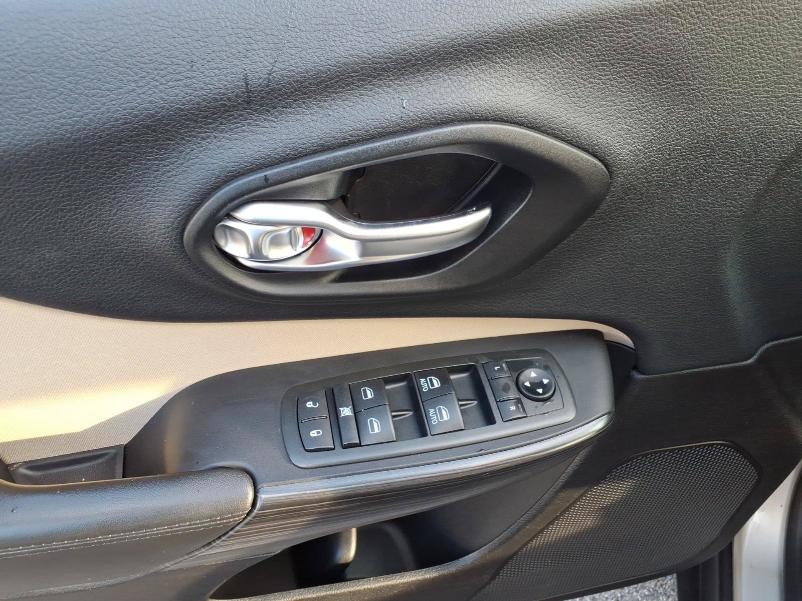 Used 2015 Jeep Cherokee Latitude AWD/4WD image 14