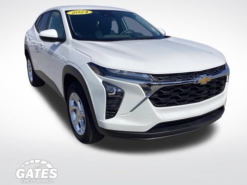 Used 2024 Chevrolet Trax LS w/ LS Convenience Package FWD image 1