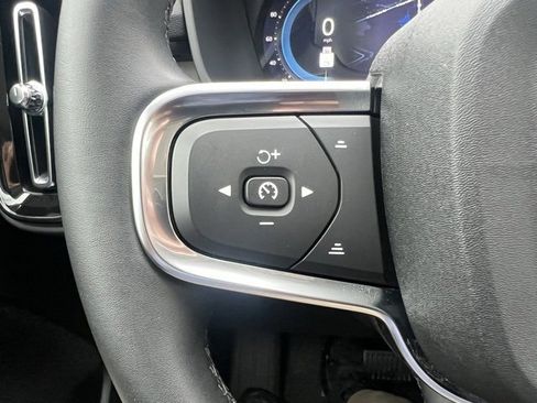 Used 2025 Volvo XC40 B5 Core image 18