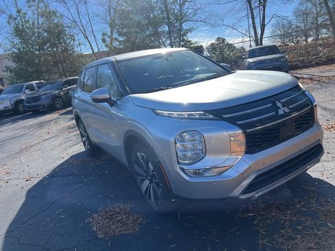 Used 2025 Mitsubishi Outlander SE image 8