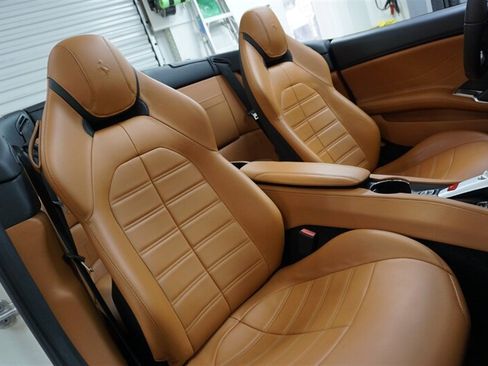 Used 2017 Ferrari California T RWD image 21