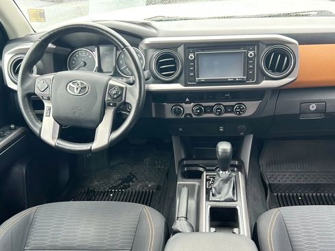 Used 2016 Toyota Tacoma SR5 w/ SR5 Appearance Package (SN) AWD/4WD image 7