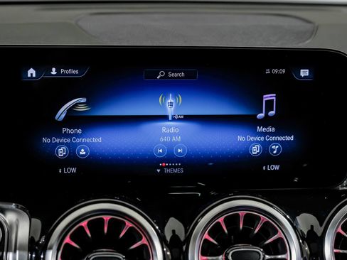 Used 2023 Mercedes-Benz GLB 250 4MATIC w/ Premium Package image 33
