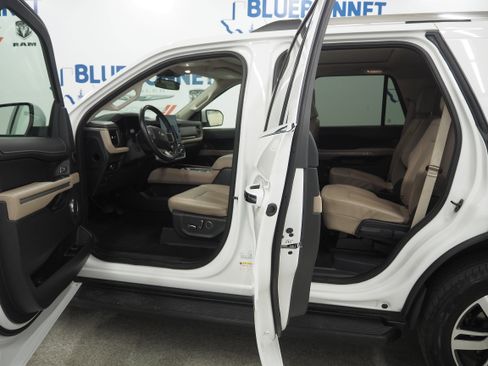 Used 2024 Ford Expedition Limited image 11