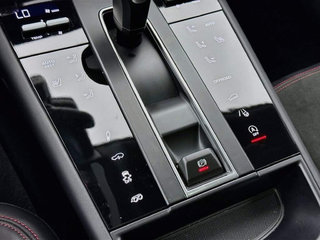 Certified 2024 Porsche Macan GTS AWD/4WD image 22