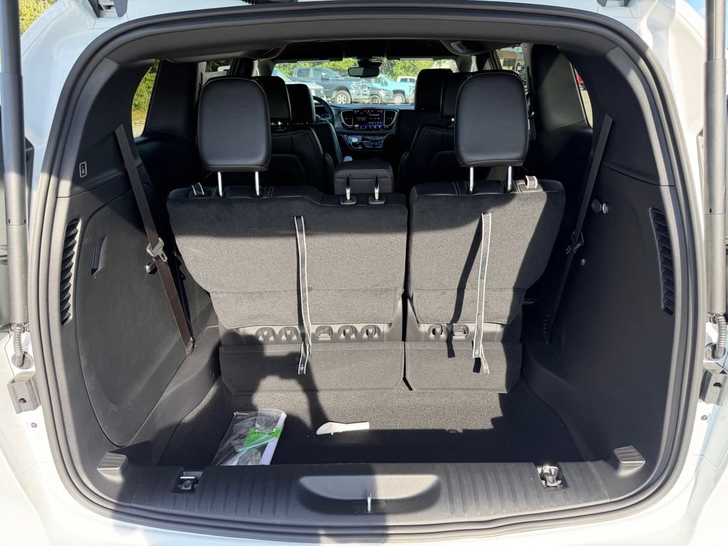 New 2027 Chrysler Pacifica Select FWD image 32
