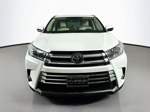 Used 2017 Toyota Highlander Limited FWD image 2