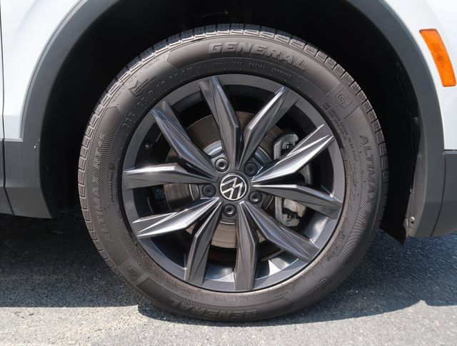 Used 2023 Volkswagen Tiguan SE AWD/4WD image 42