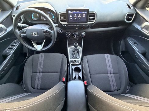 Used 2025 Hyundai Venue SEL FWD image 17