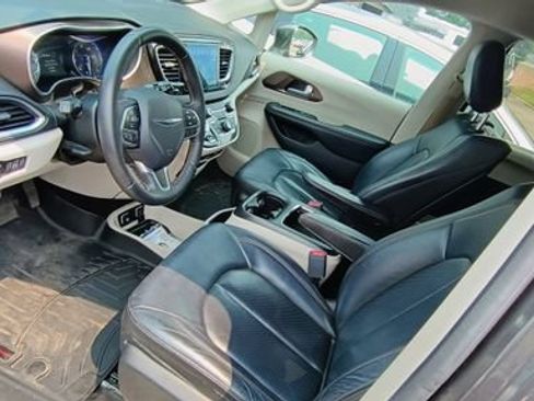 Used 2017 Chrysler Pacifica Touring-L Plus w/ Tire & Wheel Group FWD image 6