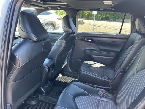 Used 2022 Toyota Highlander XSE AWD/4WD image 13