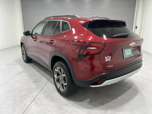Used 2025 Chevrolet Trax LT w/ Driver Confidence Package FWD image 6