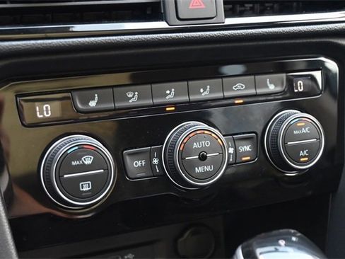 Certified 2024 Volkswagen Taos SE image 18