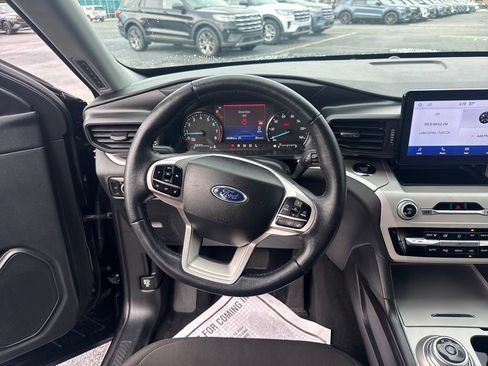 Used 2024 Ford Explorer XLT AWD/4WD image 25