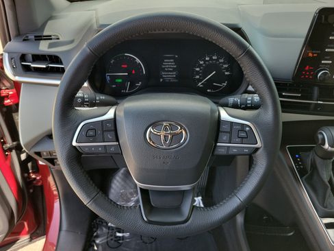 Used 2024 Toyota Sienna XLE image 13