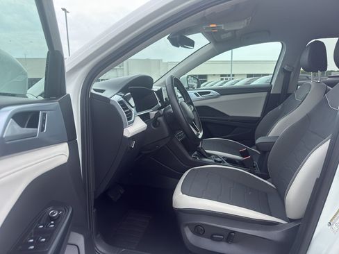 Used 2025 Volkswagen Taos SE AWD/4WD image 12