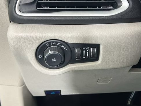 Used 2024 Chrysler Pacifica Touring-L FWD image 19