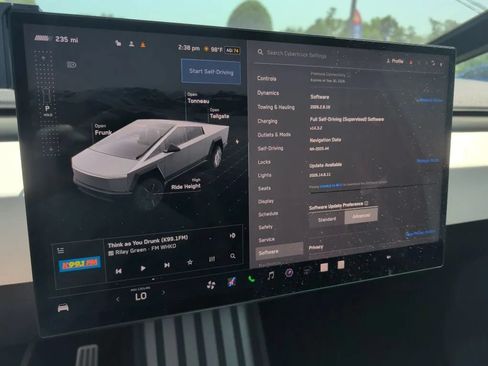 Used 2024 Tesla Cybertruck AWD Crew Cab image 31