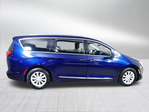 Used 2018 Chrysler Pacifica Touring-L w/ Premium Audio Group FWD image 8