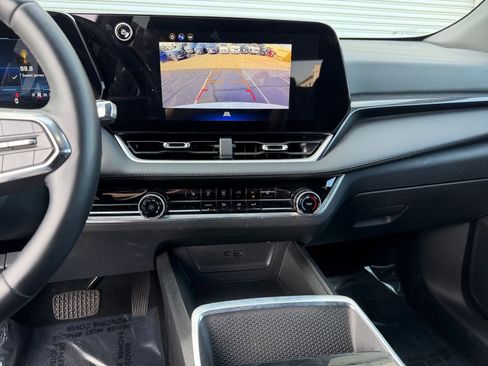 Used 2025 Chevrolet Equinox LT image 17