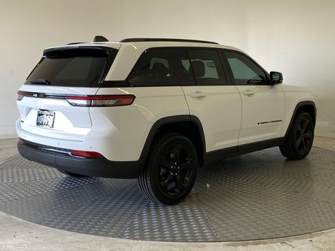 Used 2023 Jeep Grand Cherokee Altitude image 9