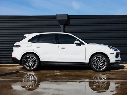 Certified 2023 Porsche Cayenne Platinum Edition image 8