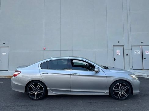 Used 2017 Honda Accord Touring image 3
