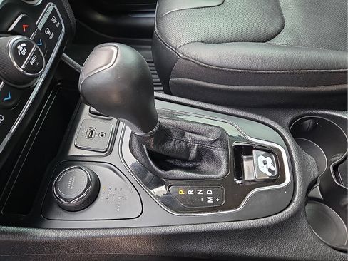 Used 2019 Jeep Cherokee Overland w/ Technology Group AWD/4WD image 16