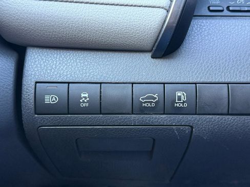 Used 2020 Toyota Camry SE image 21