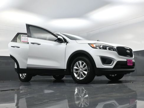 Used 2017 Kia Sorento LX w/ LX Convenience Package image 24