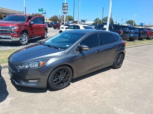 Used 2016 Ford Focus SE w/ Equipment Group 201A FWD image 2