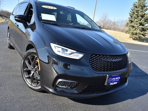 Used 2024 Chrysler Pacifica Limited w/ Uconnect Theater Family Group image 2