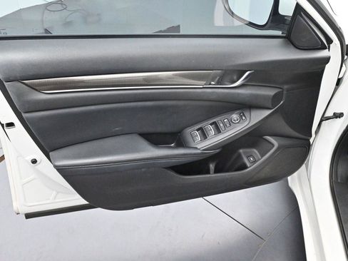 Used 2018 Honda Accord Sport image 9