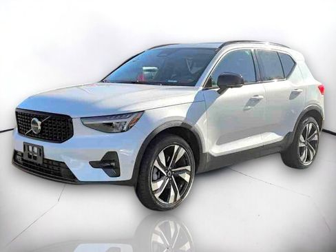 Used 2024 Volvo XC40 B5 Plus w/ Climate Package image 2