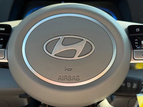 Certified 2025 Hyundai Elantra SE FWD image 18