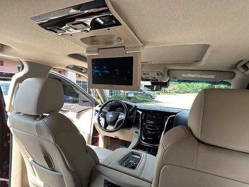 Used 2018 Cadillac Escalade Premium Luxury AWD/4WD image 22