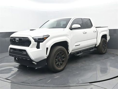 Used 2024 Toyota Tacoma TRD Sport w/ TRD Sport Upgrade Package image 8