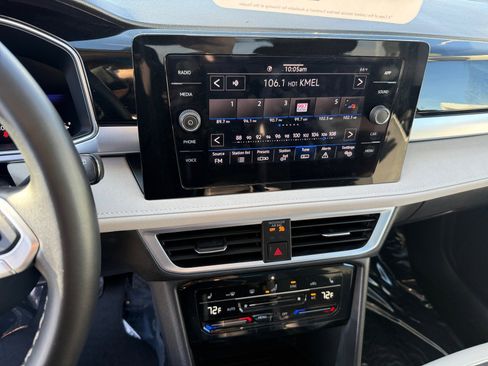 Certified 2025 Volkswagen Taos SE image 12